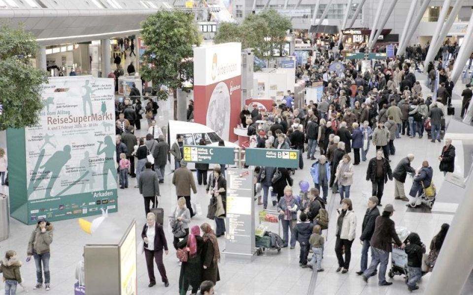 Große Menschenmenge im Terminal des Flughafens Düsseldorf während des Passagierbetriebs