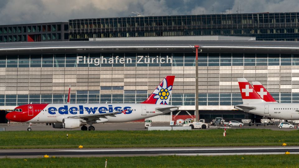 Flughafen Zürich, mit Flugzeug und Terminal im Hintergrund