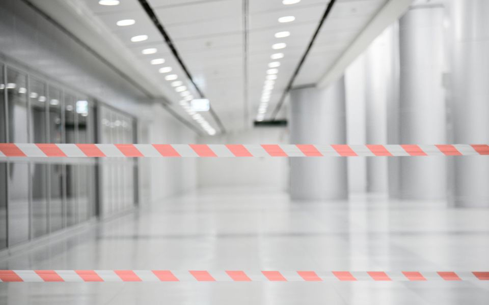 Absperrbänder in einem Flughafengebäude