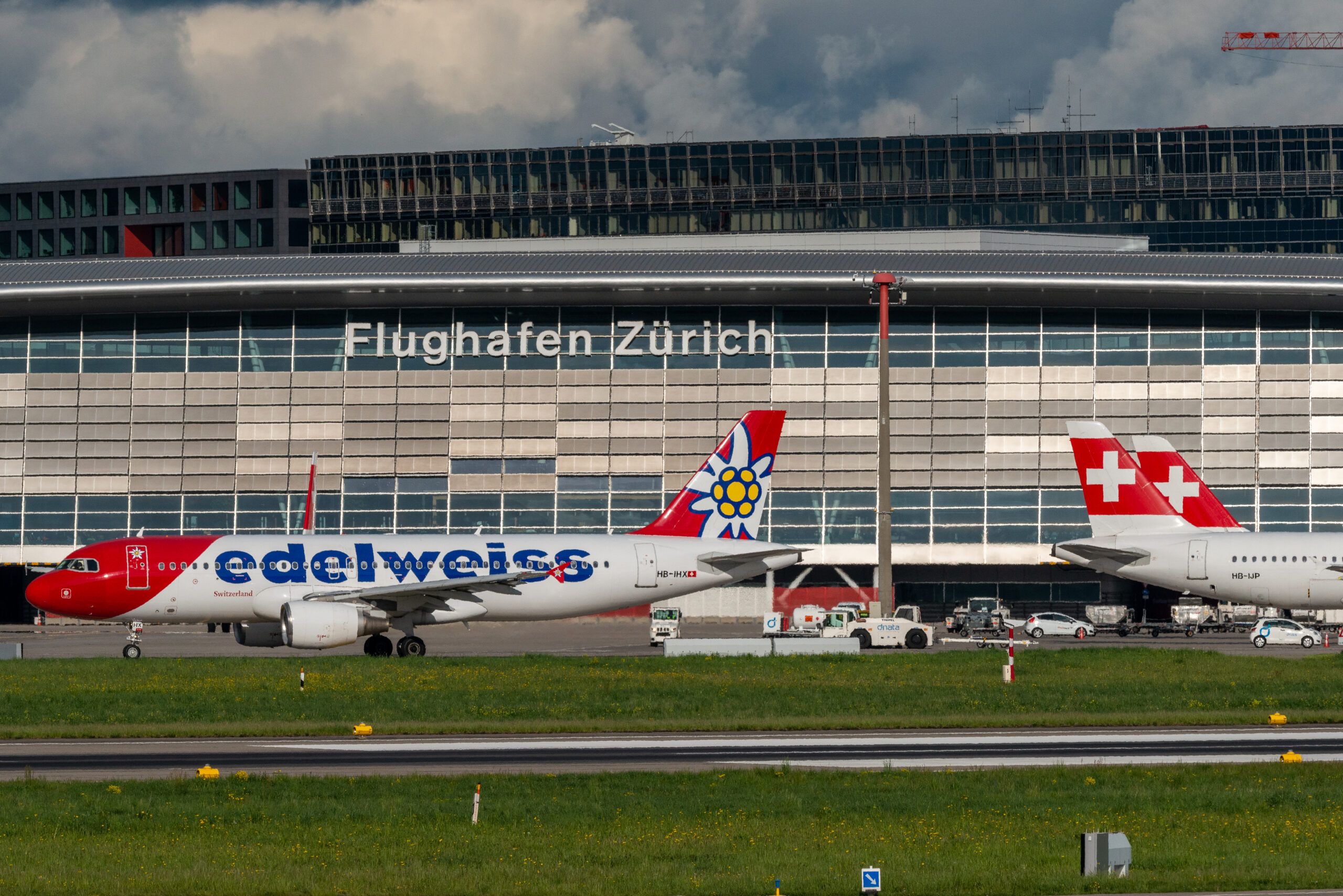 Flughafen Zürich, mit Flugzeug und Terminal im Hintergrund