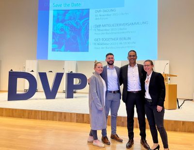 Gruppenfoto mit Patryk Gajda, Huascar Rodriguez und Carola Schwieger