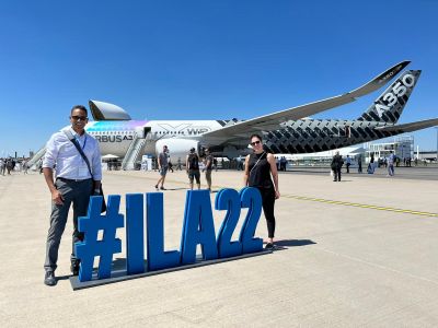 Huascar Rodriguez und Sheila Gholami vor einem Flugzeug