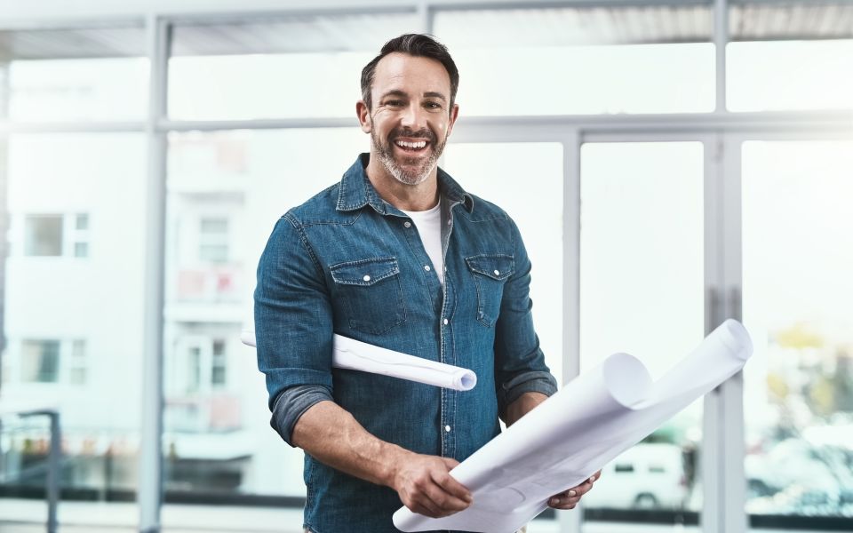 Mann mit Bauplänen in der Hand