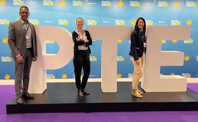 Huascar Rodriguez, Carola Schwieger und Elvira Büttner vor einem PTE-Messe-Schild