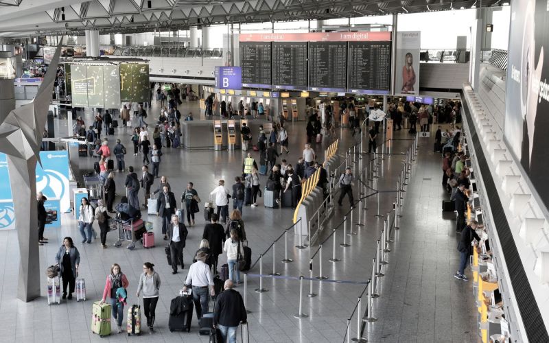 Große Menschenmenge im Terminal des Flughafens Frankfurt während des Passagierbetriebs