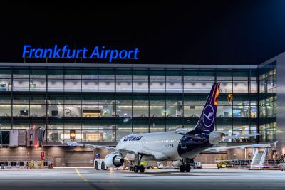 Terminal 2 Flughafen Frankfurt bei Nacht