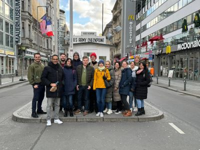 LOGO Gruppenfoto am Checkpoint Charlie bei den TeamTagen in Berlin 2024