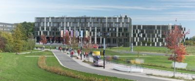 Hochschule Bielefeld mit großer Grünanlage im Vordergrund