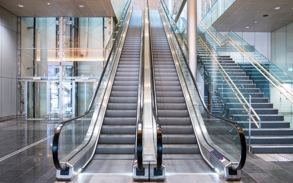 moderen luxeriöse Rolltreppen im Flughafen Frankfurt