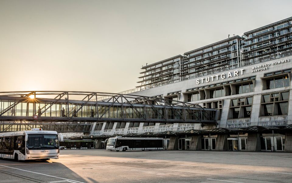 Terminalgebäude des Flughafens Stuttgart mit Vorfeld und Verkehrsanbindung
