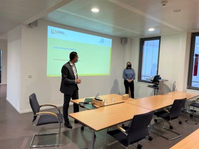 Huascar Rodriguez und Franziska Ungers halten eine Vorlesung