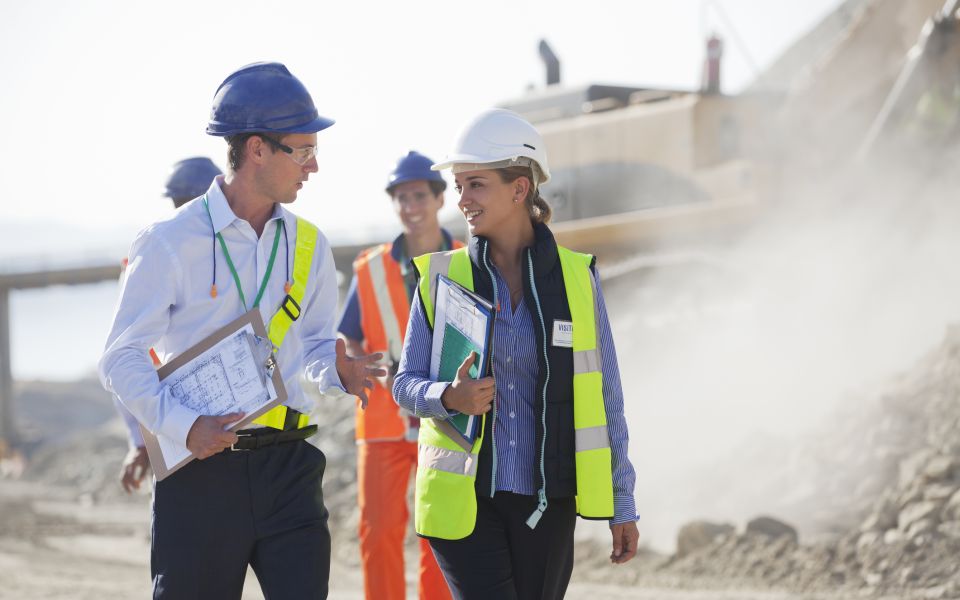 Geschäftsleute im Gespräch in einem Steinbruch