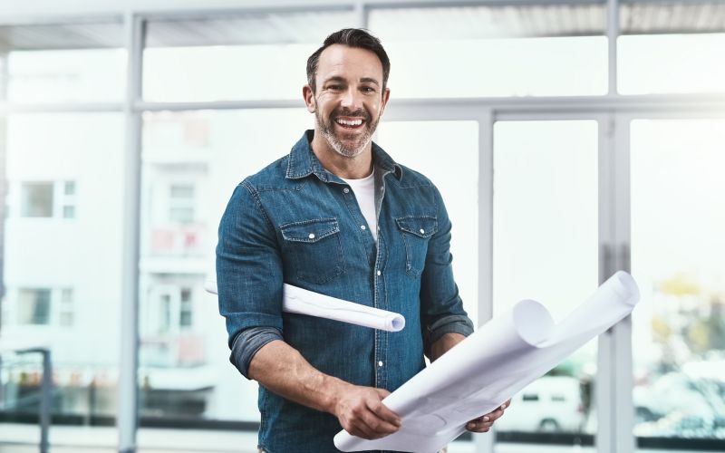 Mann mit Bauplänen in der Hand