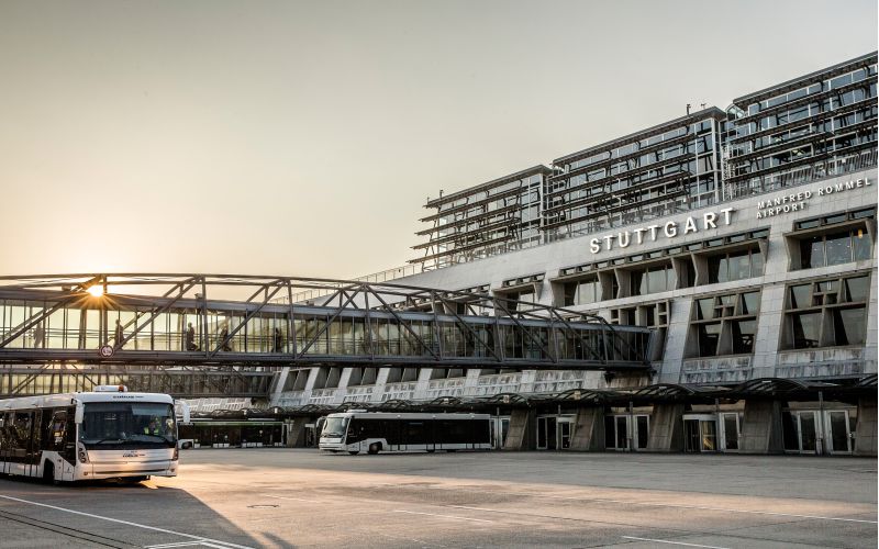 Terminalgebäude des Flughafens Stuttgart mit Vorfeld und Verkehrsanbindung