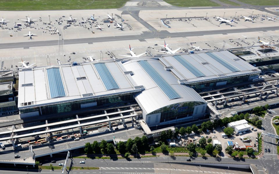 Luftaufnahme des Terminal 2 und der Vorfeldfläche des Flughafen Frankfurts