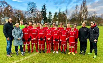 Gruppenfoto mit dem Fußballteam des 1. FC Langen und Huascar Rodriguez