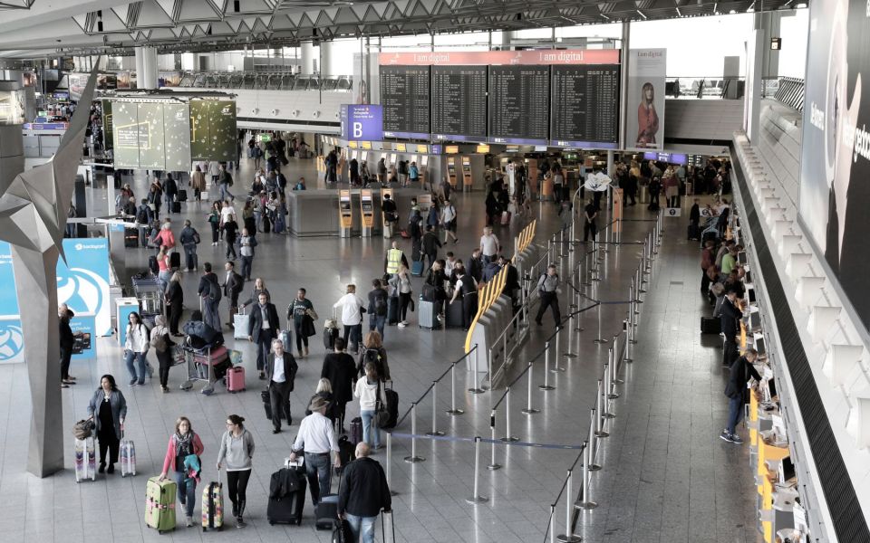 Große Menschenmenge im Terminal des Flughafens Frankfurt während des Passagierbetriebs