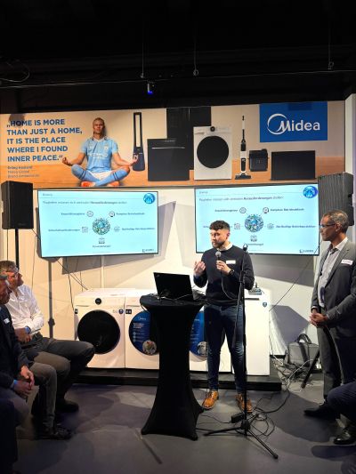 Patryk Gajda hält einen Vortrag beim AfterWork 2024