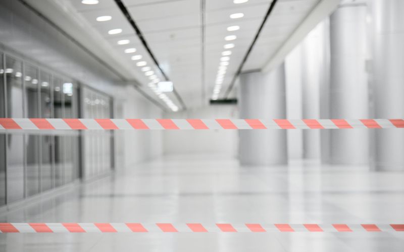 Absperrbänder in einem Flughafengebäude