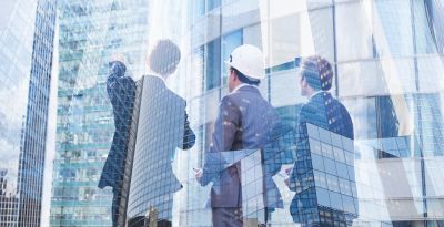 eine Gruppe von Business Leuten bespricht ein Immobilienprojekt