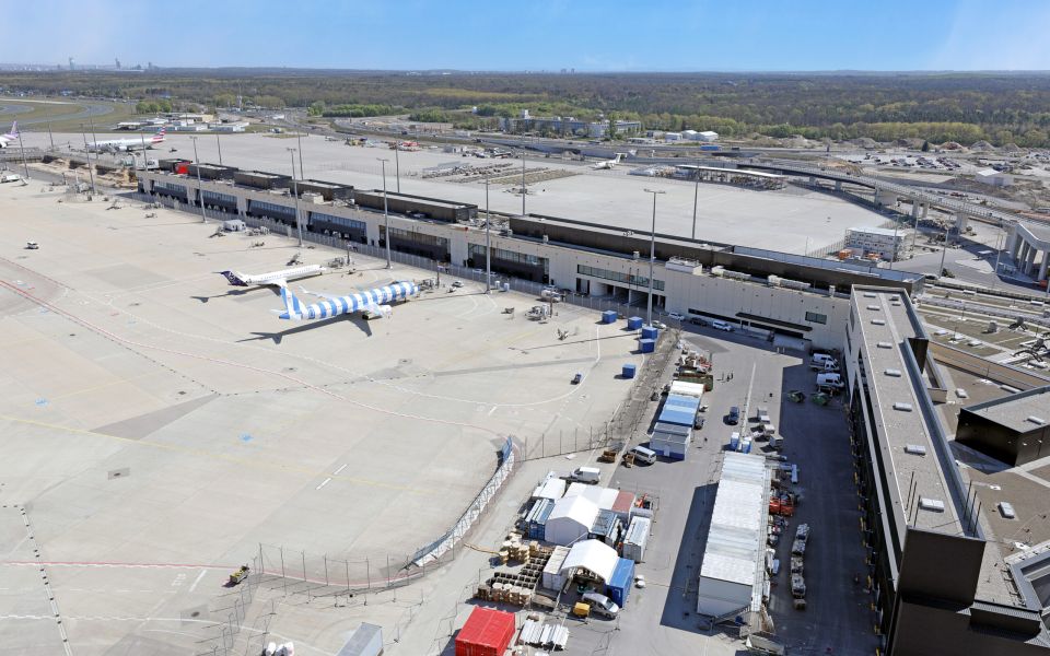Pier G des Flughafens Frankfurt mit Vorfeld und Verkehrsanbindung