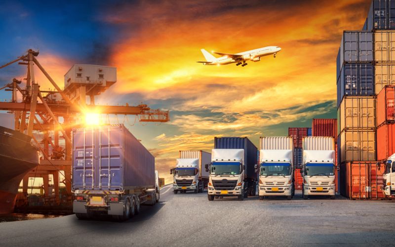 es ist ein Sammelbild für Logistik und Transport mit einigen LKWs, Container am Hafen, ein Frachtschiff und ein fliegendes Flugzeug