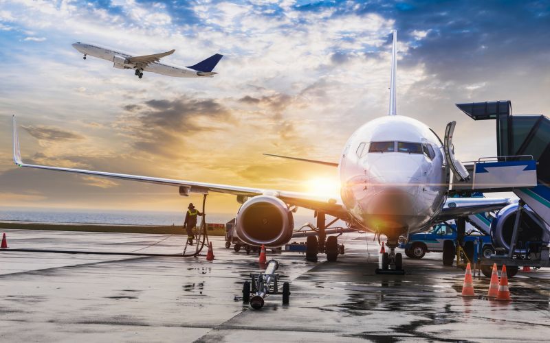 Passagierflugzeug am Flughafen während der Abfertigung bei Sonnenuntergang