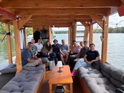 Gruppenbild der Mitarbeitenden auf dem Floß