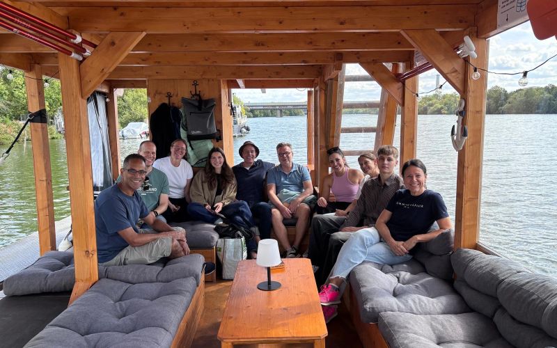 Gruppenbild der Mitarbeitenden auf dem Floß