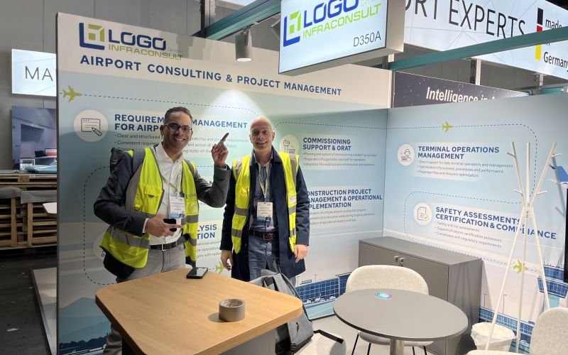 LOGO Messestand mit Huascar Rodriguez und Andreas Klein auf der Flughafenmesse PTE World in London