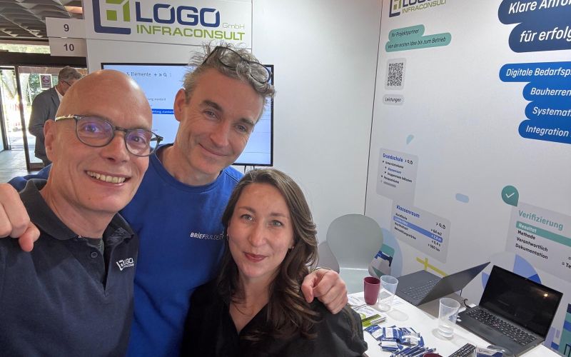 Messestand mit Personen von LOGO Infraconsult Andreas Klein und Melek Dursun sowie Juriann van Meel von BriefBuilder